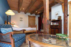 a living room with a table and a bed at Gästezimmer im Engelshof, 61224 in Moormerland