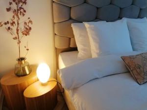 a bedroom with a bed and a lamp on a table at Appartement Fernand Namur in Namur