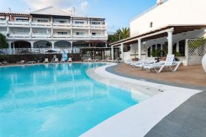 una gran piscina junto a un hotel en Bliss -Panoramic views- en Costa Teguise