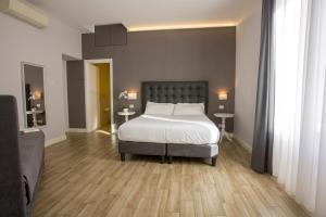 A bed or beds in a room at Colosseo Prestige Rooms