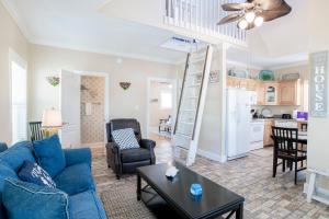 a living room with a blue couch and a table at Island House 1Bu By Pkrm in Pensacola