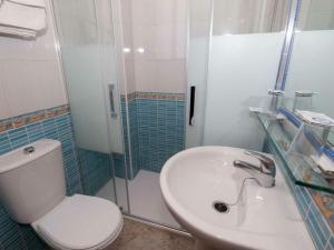 La salle de bains est pourvue de toilettes, d'un lavabo et d'une douche. dans l'établissement Hostal Sonrisa del Mar, à Conil de la Frontera