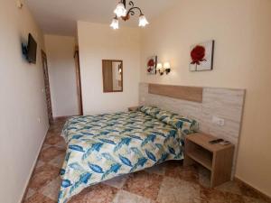 Un dormitorio con una cama y una mesa. en Hostal Sonrisa del Mar, en Conil de la Frontera