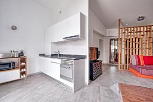 uma cozinha com um lavatório e uma bancada em Residence 4T - 33 Avenue Gaston Chauvin em Aulnay-sous-Bois