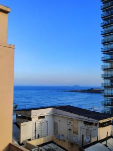 vistas al océano desde el balcón de un edificio en Studio Vista Mar Parcial TC1207, en Río de Janeiro