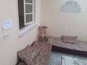 Zimmer mit 2 Betten und einem Fenster in der Unterkunft dreamHome in Sétif