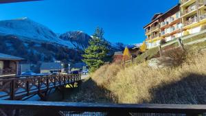 un pont sur une rivière à côté d'une montagne dans l'établissement La Foux d'Allos - Studio 4 pers., à Allos