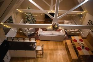 una sala de estar con un árbol de Navidad y un sofá en The Old Library, en Painswick