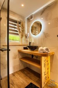 考斯賽力克的住宿－Domek u Justyny，一间带水槽和镜子的浴室