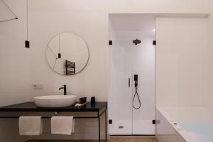 une salle de bain avec un lavabo et une douche dans l'établissement Mirabilis Relais, à Naples