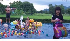 un grupo de personas en el agua con globos en Mountain View Pool Villa en Nakhon Nayok