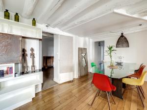 a dining room with a glass table and chairs at Confortable appartement pour 4 pers à Paris by Weekome in Paris