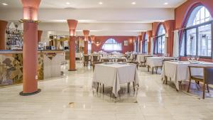 Restoran või mõni muu söögikoht majutusasutuses Roc Blanc Hotel & Spa