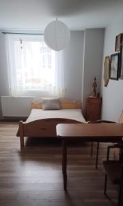 シフィエラドゥフ・ズドルイにあるApartamenty w Starym Kinieのベッドルーム1室(ベッド1台、大きな窓付)