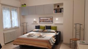 A bed or beds in a room at I Host apartment - Cossa 19