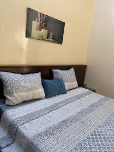 Una cama con dos almohadas encima. en Maison Oceane a Zac MBAO, en Kammba