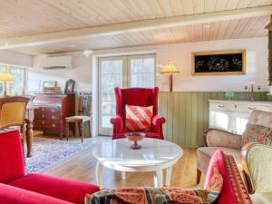 - un salon avec des chaises rouges et une table dans l'établissement Holiday home Læsø LIII, à Læsø