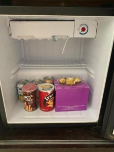 - un réfrigérateur ouvert avec de la nourriture et des boissons dans l'établissement Relax At Gold Coast Morib, à Banting