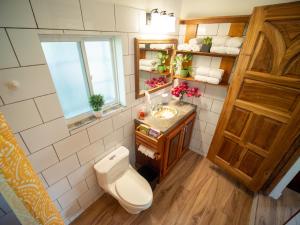 uma casa de banho com um WC e um lavatório em Nicawaves em Popoyo