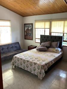 um quarto com uma cama grande e um sofá em GatoPardo em Montenegro