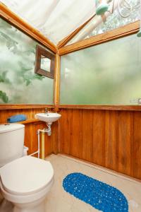 y baño con aseo y lavamanos. en NUEVO ! Cabañas en medio de la naturaleza cerca Club Nautico en Guatavita