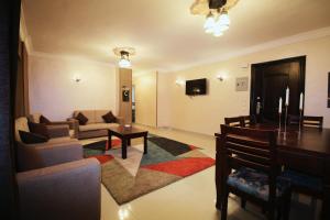 - un salon avec un canapé et une table dans l'établissement Golden Charming 3-Bed Apartment in Cairo, au Caire