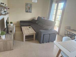 uma sala de estar com um sofá e uma mesa em Apartagal-Mar de Vicedo em Vicedo