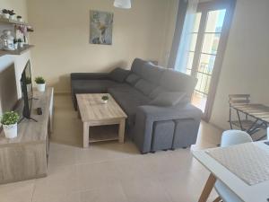 - un salon avec un canapé et une table dans l'établissement Apartagal-Mar de Vicedo, à O Vicedo