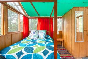 1 dormitorio con 1 cama en una tienda de campaña en NUEVO ! Cabañas en medio de la naturaleza cerca Club Nautico en Guatavita