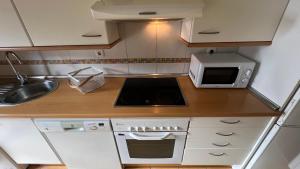 Kuchnia lub aneks kuchenny w obiekcie Apartments Madrid Suite Aeropuerto, IFEMA
