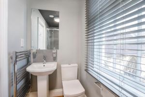 Un baño con un inodoro blanco y un lavabo. en Spurriergate Apartments- In the heart of the city centre, en York 38 fotos más