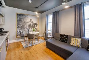 una sala de estar con un sofá y una mesa en Spurriergate Apartments- In the heart of the city centre, en York