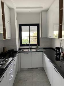 Kuchyň nebo kuchyňský kout v ubytování Marsa Authentic Luxury Appart 1