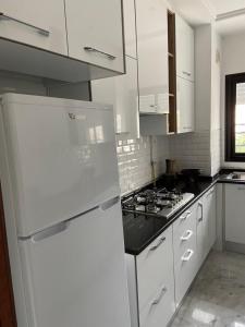 Kuchyň nebo kuchyňský kout v ubytování Marsa Authentic Luxury Appart 1
