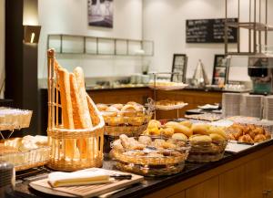 オーバーハウゼンにあるHotel Oberhausen Neue Mitte affiliated by Meliáのパンとペストリーのバスケットを用意したベーカリーカウンター