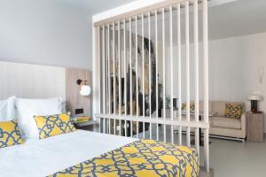 una camera da letto con un letto con cuscini gialli e blu di Apartamentos Las Torres a Madrid