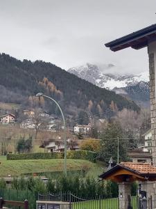 a street light with a snow covered mountain in the background at Presolana Home in Castione della Presolana