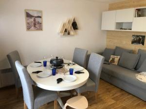 Posedenie v ubytovaní Le chalet de "Lamarmotte" T3 rénové avec terrasse sud en rez de jardin