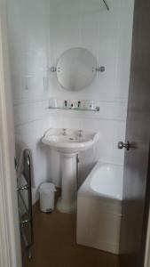 A bathroom at North Shore Hotel 