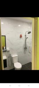 bagno bianco con servizi igienici e doccia di 3 Single Bed with Private Bathroom a Kuala Perlis