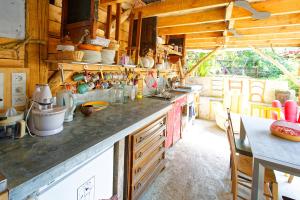 Le Deck'Halage في Malestroit: مطبخ مع كونتر وقمة كونتر