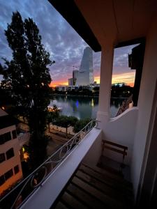 Aussicht vom Balkon eines Gebäudes bei Sonnenuntergang in der Unterkunft Charmante Altbauwohnung am Rhein in Basel