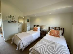 ein Hotelzimmer mit zwei Betten in einem Zimmer in der Unterkunft Stable Cottage in Sandwich