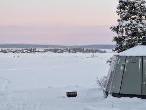 Aurora River Camp Glass igloos & cabins v zimě