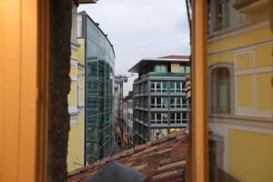 aus einem Fenster mit Stadtblick in der Unterkunft TALEDA Apartments - Modern Apartments & Self Checkin in the Old Town in Lugano