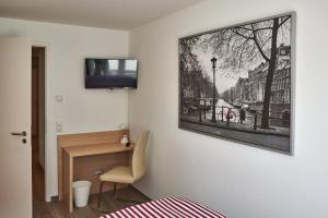 Cette chambre dispose d'un lit et d'une photo murale. dans l'établissement STRANDPERLE - 73513, à Eckernförde