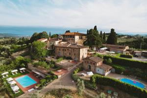- une vue aérienne sur une maison avec une piscine dans l'établissement Relais Villa Olmo, à Impruneta