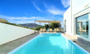 - une piscine dans l'arrière-cour d'une maison dans l'établissement Cretan Sunset Villa Heated Pool, à Dhrámia
