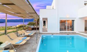 Bazén v ubytovaní Cretan Sunset Villa Heated Pool alebo v jeho blízkosti