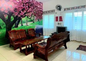 金馬崙高原的住宿－櫻花賓館，一间配备有桌椅和树的用餐室